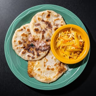 Pupusa de Frijol Y Queso / Beans and Cheese